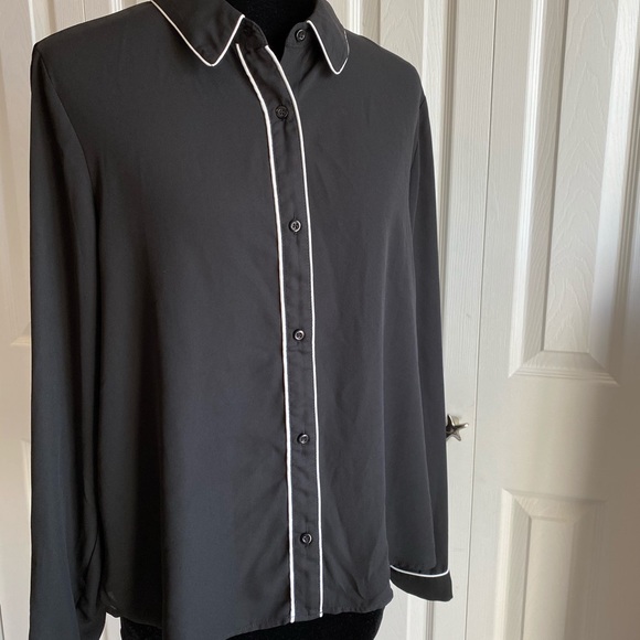 Black button up Forever 21 blouse - Picture 2 of 5